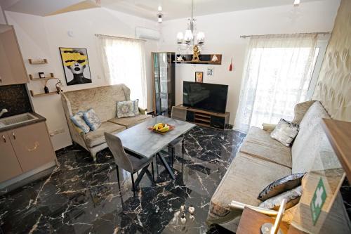 Varkiza Apartment | Luxury Romantic Seaside Apartment in Varkiza