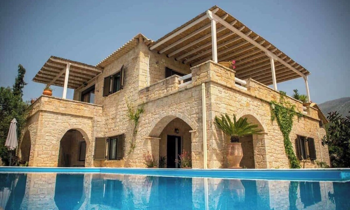 Kardamyli Villa | Luxury Villa with Saltwater Pool & Sea Views