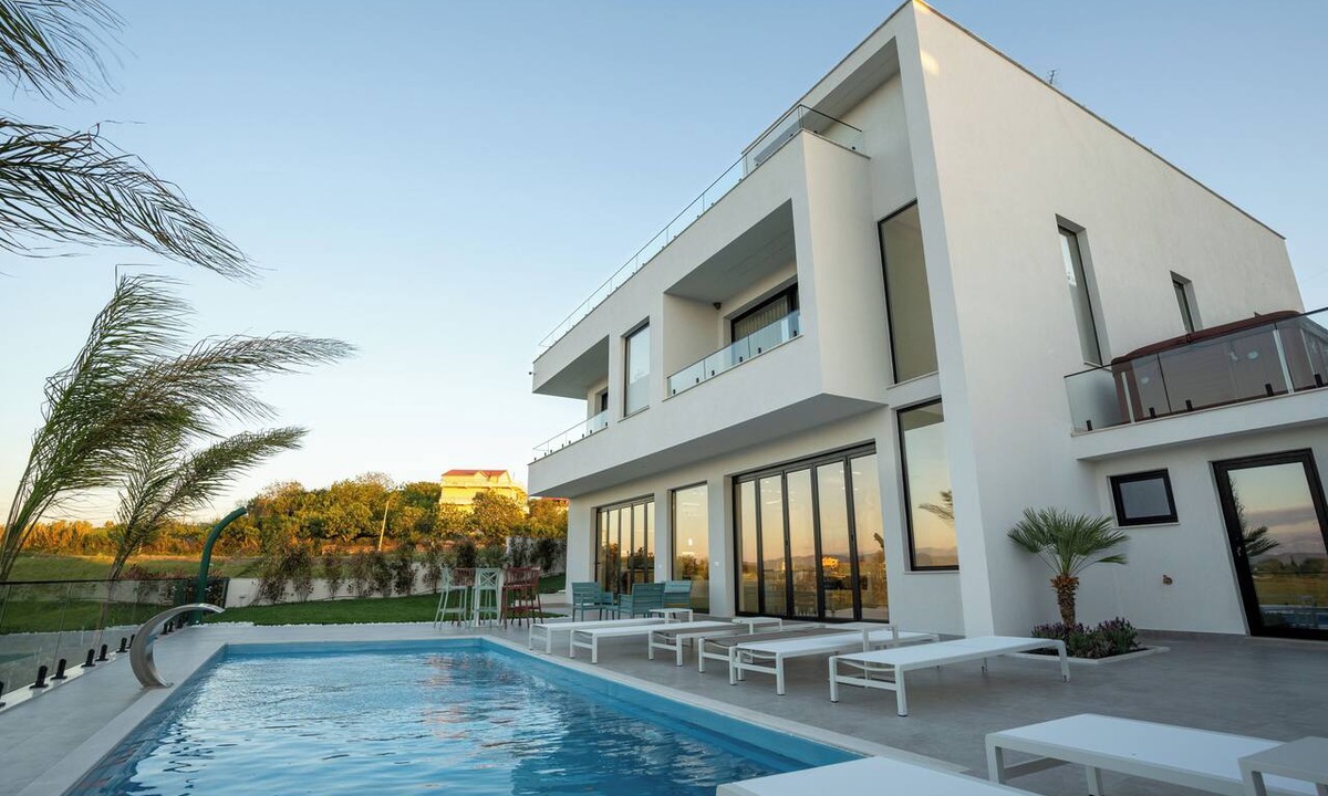 Durres Villa | Luxury Villa with swimming pool,seaview,lakeview,jacuzzi