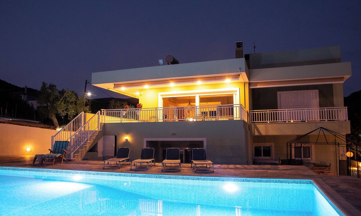 Loutraki-Agioi Theodoroi Villa | Mariannes Olive Grive - Villa with Pool near Looutraki
