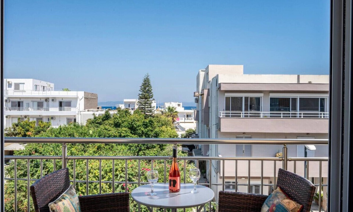 Kos Apartment | Massive 4BR Retro Apartment | 3 min Walk to Beach