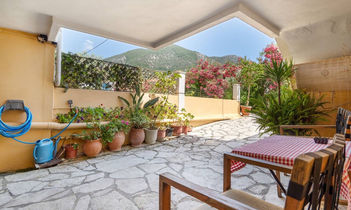 Nidri Apartment | Mati Studio with Mountain View, Wi-Fi and Air Conditioning