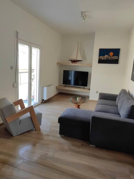 Piraeus Apartment | Maxblue 2
