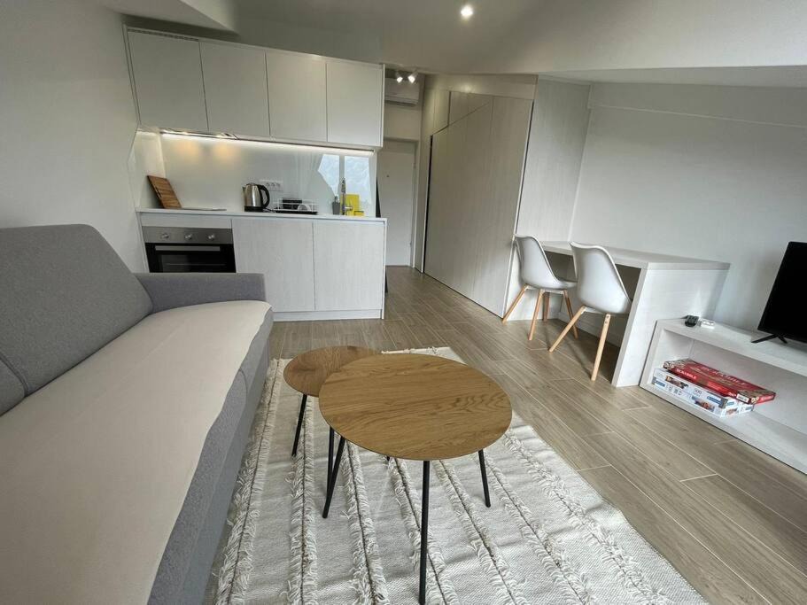 Tomicici Apartment | Mini Condos® 30DL - Studio 2 minutes to waterfront