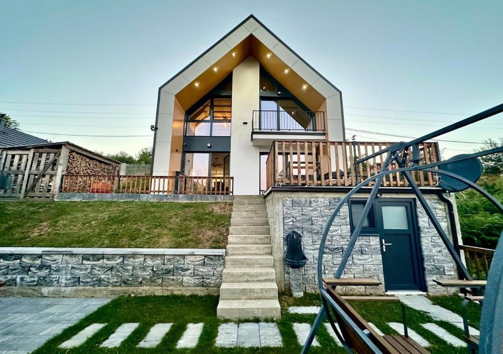 Hoçë e Qytetit Ski Chalet | Modern cabin with stunning mountain views