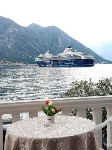 Dobrota Apartment | Montenegro Apartments - Private Beach