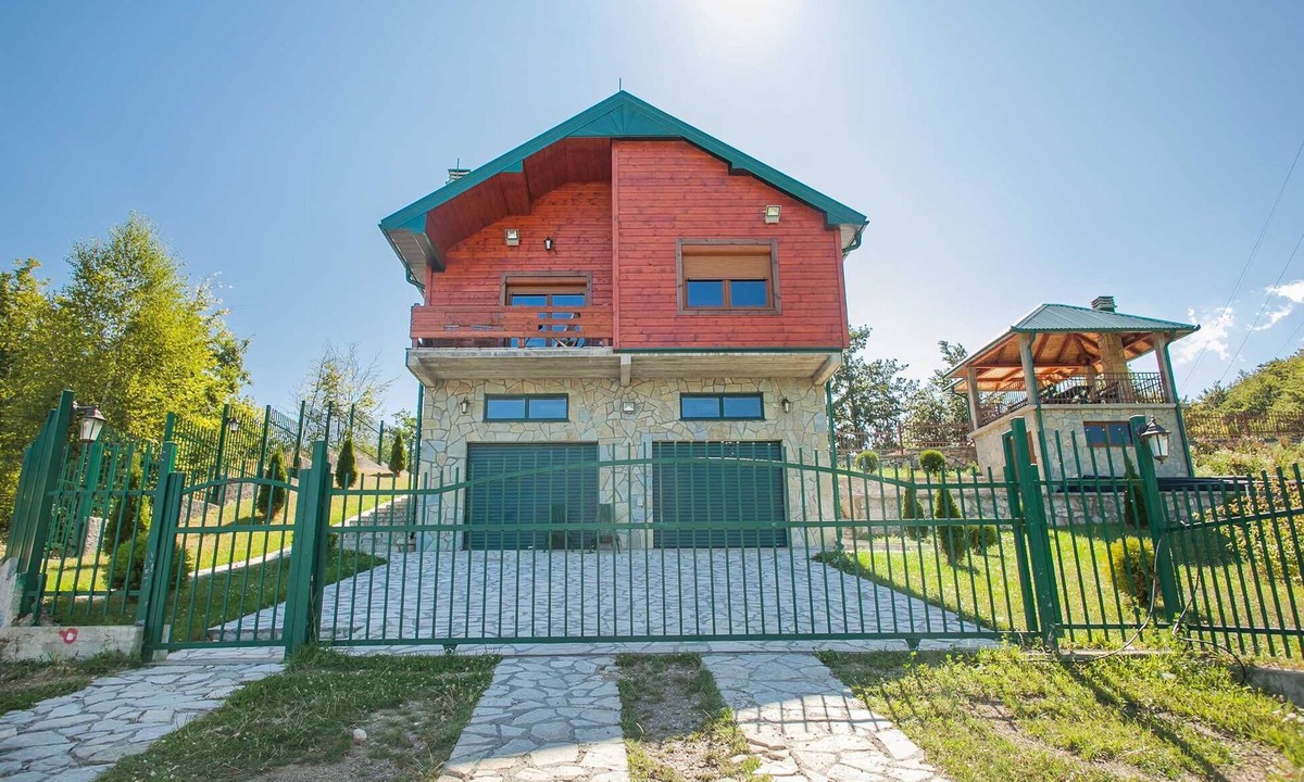 Mojkovac Villa | Mountain Villa Goldilocks with Interior Pool