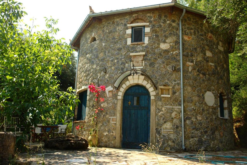 Vatos Villa | Musician's Round House & Castello