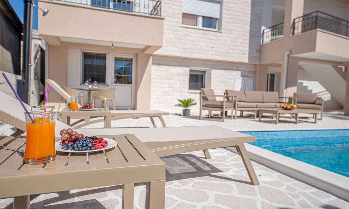 Bar House | N&N LUX Guest house