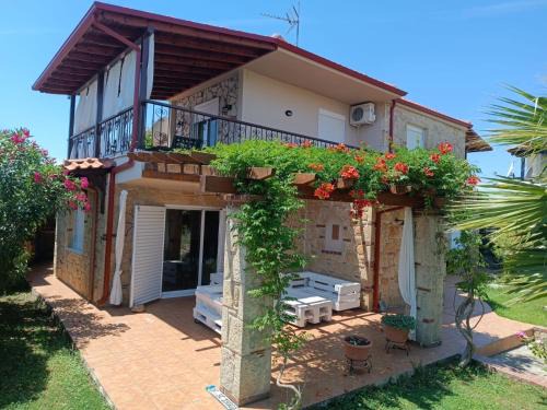 Flogita House | Naturstein-Mediterranhaus mit Gartenblick