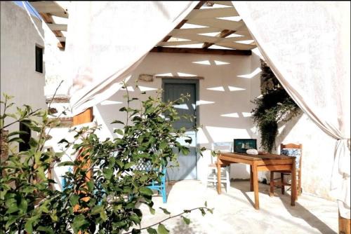 Naxos Apartment | Naxos Mountain Retreat - Tiny House Build on Rock