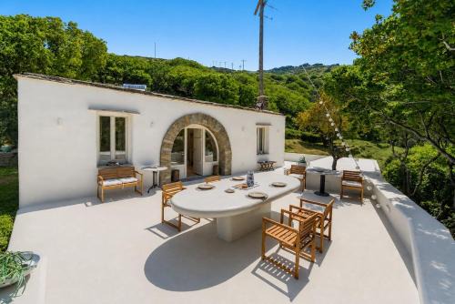 Apikia House | Nest Gateway - Panoramic Mountain Views