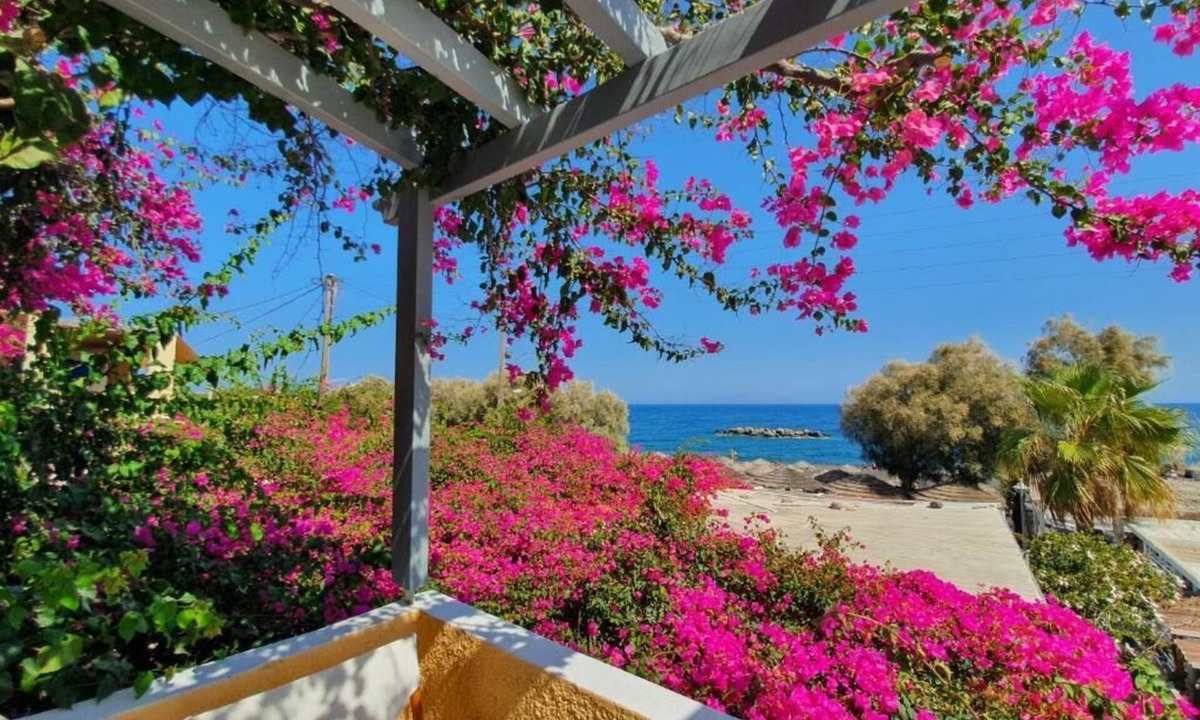 Kamari Hotel | Nostos Beach