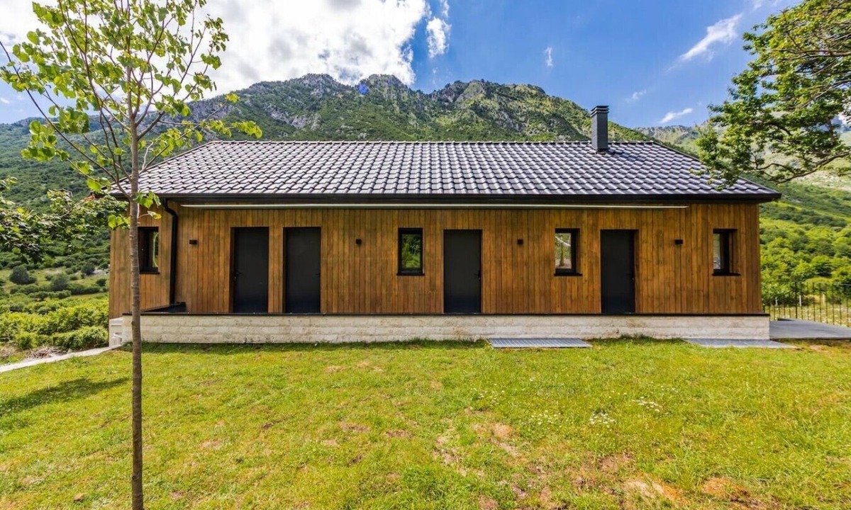 Shkoder County Bed & Breakfast | Odat n`Bogë | Room 3 - Mali by PikHost