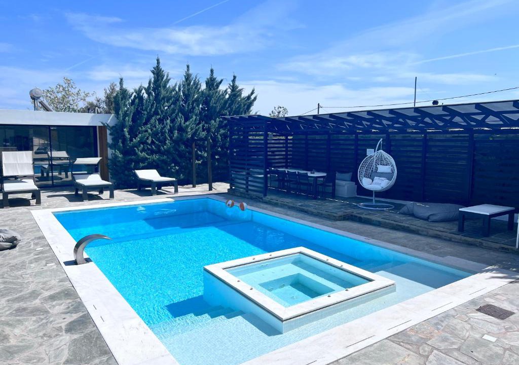 Anavyssos Villa | Olivujoj Villajoj - Deluxe Villa with Detached Pool House