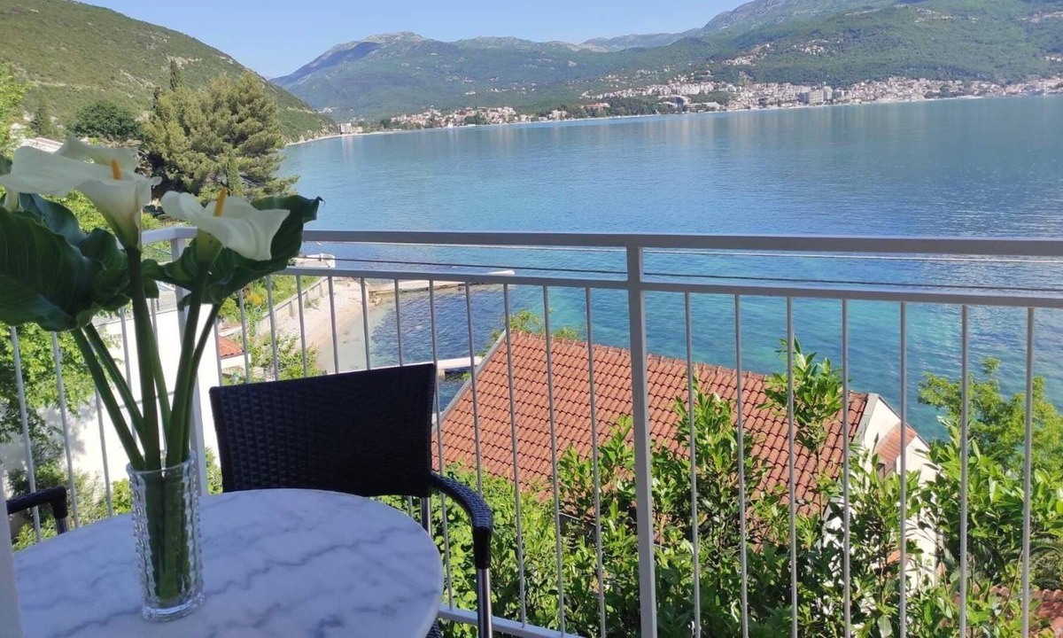 Njivice Apartment | One bedroom apartment by the seaside