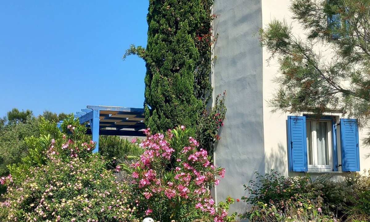 Agios Prokopios House | One bedroom villa with 1.5 bathrooms, sea view, communal pool, breakfast