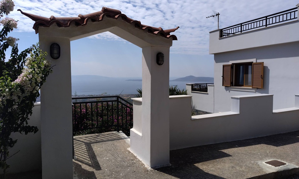 Voia House | Panoramic sea/mountain views, fast wifi, easy access & parking at hilltop home!