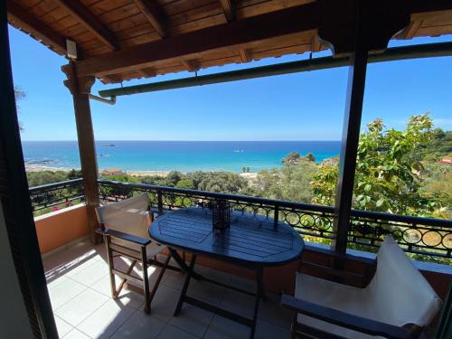 Sinarades Apartment | Papadatos Apts With Amazing View - 5mins from the beach