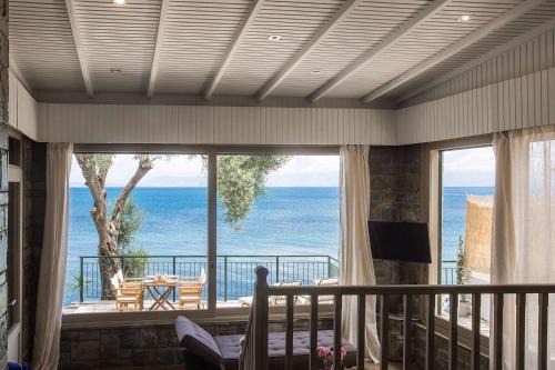Agia Pelagia Chlomou House | Paul Seafront House