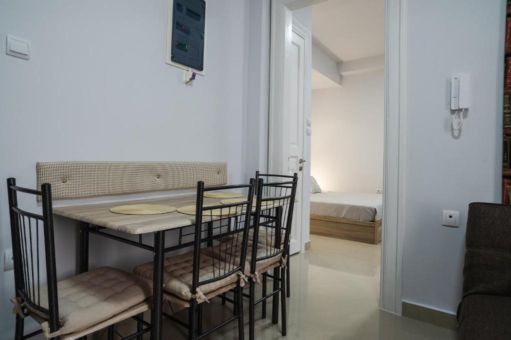 Athens City Centre Apartment | Periapton, a renovated interwar silversmithery
