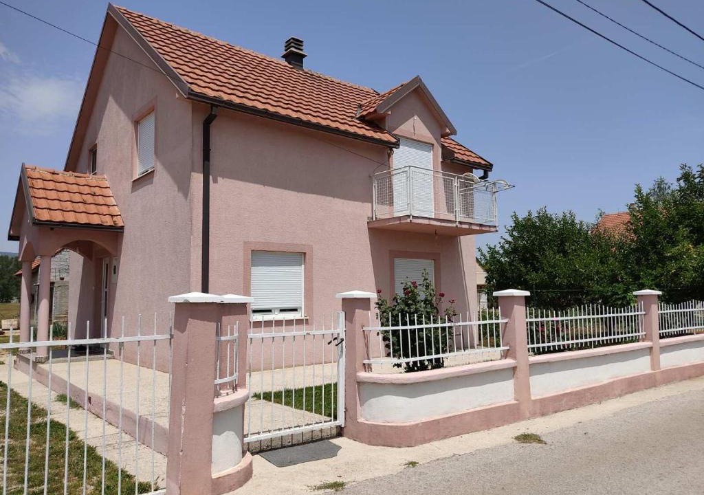 Niksic House | Pink Guest House