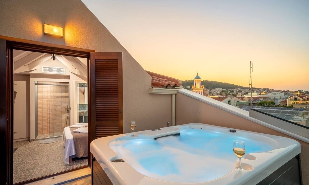 Argostoli Town Hotel | Pink Panther Maisonette Suite