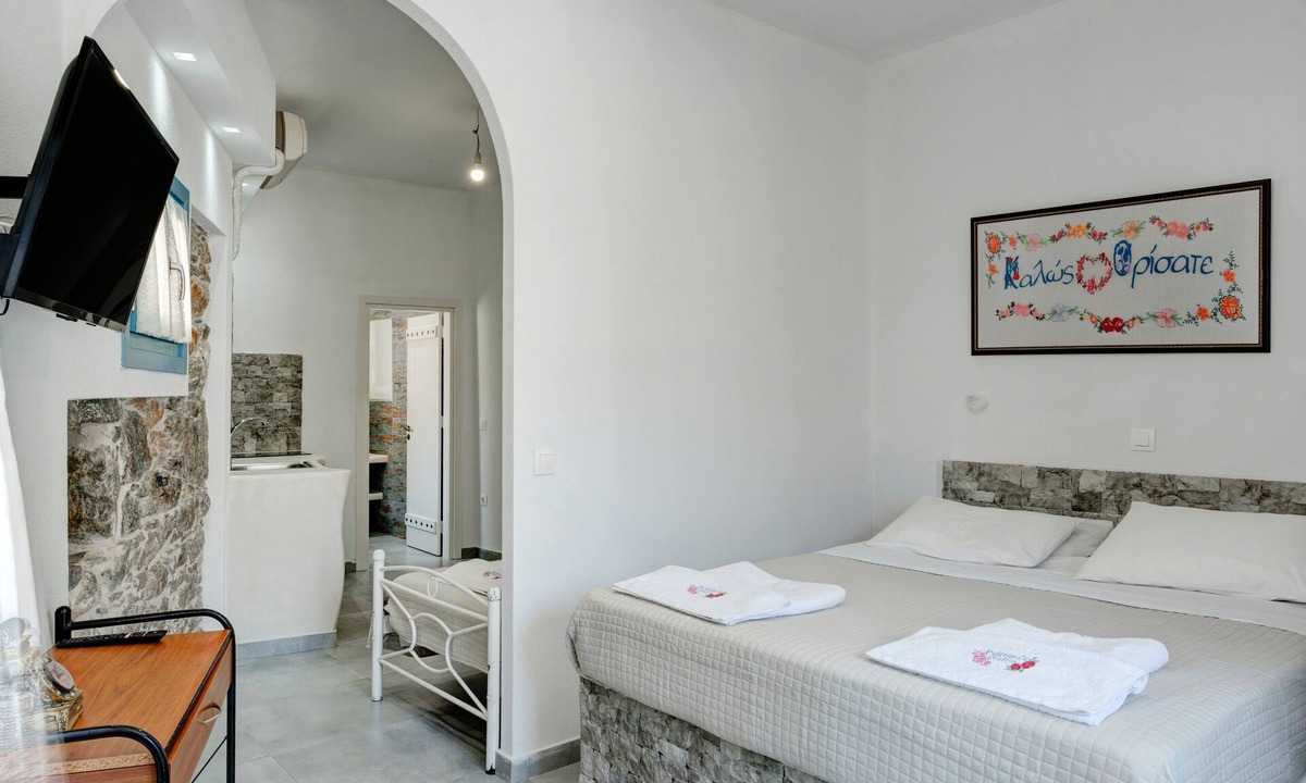 Amorgos Town Apartment | Politimi's Studio N5 Apartment with Mountain View, Wi-Fi, and Air Conditioning