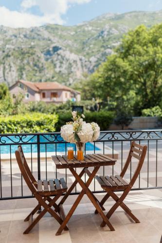 Skaljari Apartment | Pool Home near the Old Town