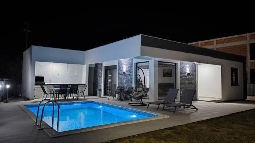 Bar Villa | Poolside Idyll