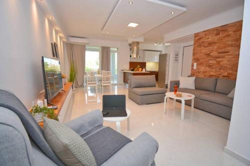 Potamos Apartment | Potamos Deluxe White Apartment