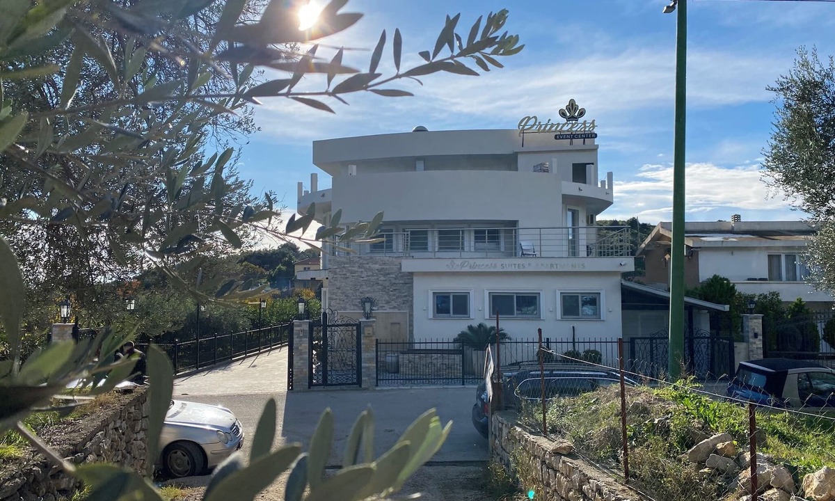 Ulcinj Apartment | PRINCESS Valdanos - Spacious family apartment, kitchenette, AC, Wi-Fi & terrace