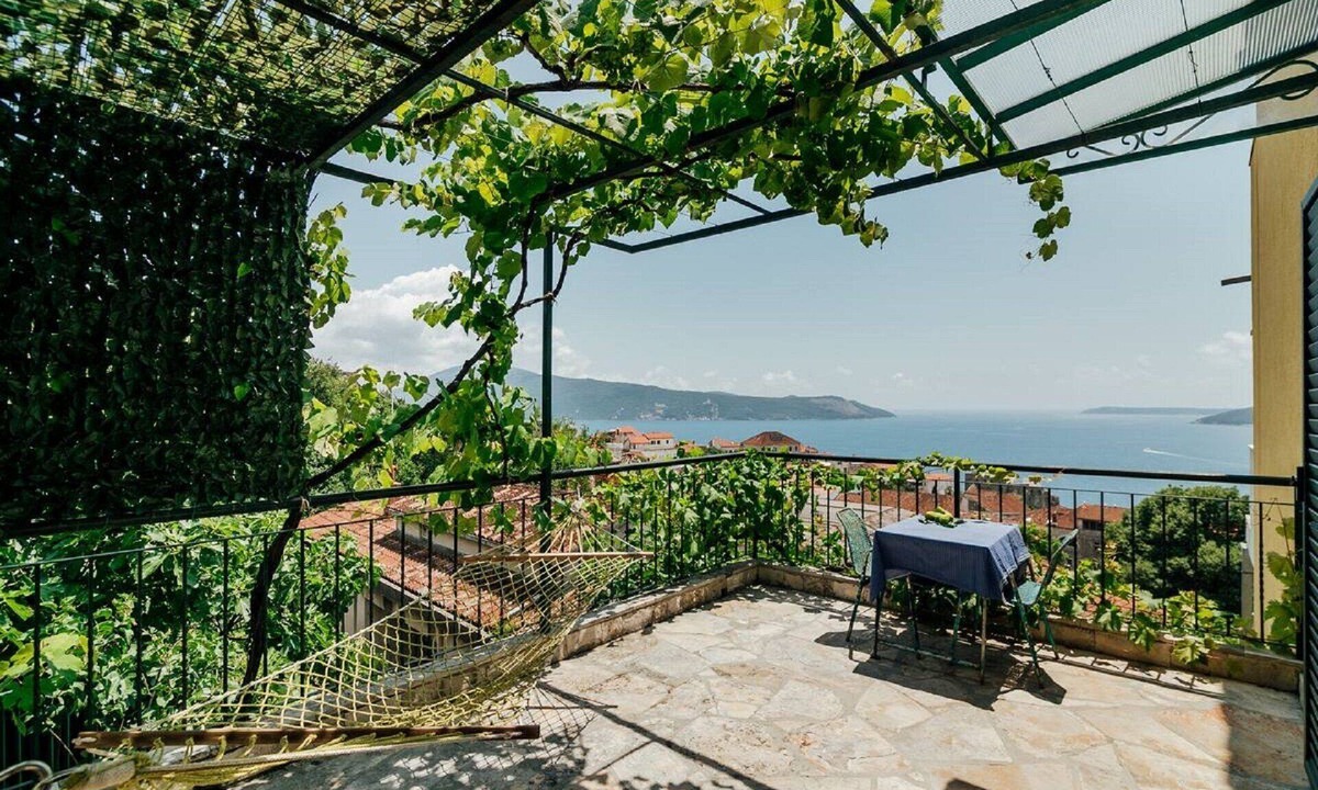 Herceg Novi Apartment | PRIVATE, SPACIOUS, FABULOUS LOCATION AND VIEWS, 10 minute walk to beaches