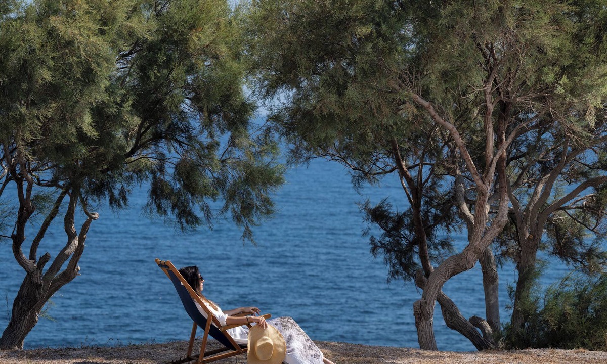 Kamari Apartment | Pure Seaside Calm, Far from Santorini’s Crowds