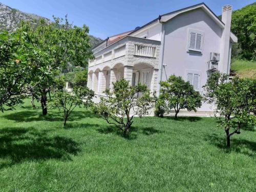 Risan House | Queen Teuta - Sea View - Private Parking & Garden - BBQ Grill