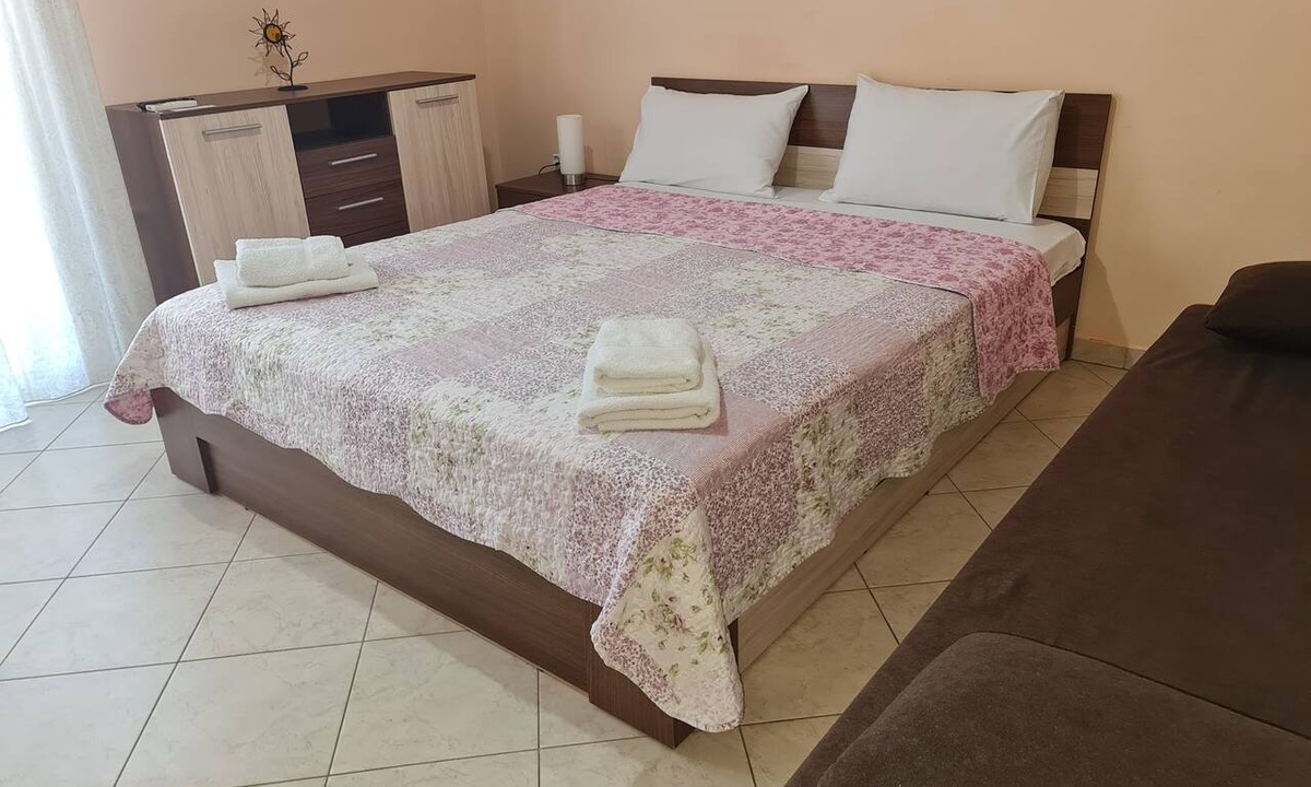 Drama House | Quiet Room in Family Home with Free Covered Parking | Drama
