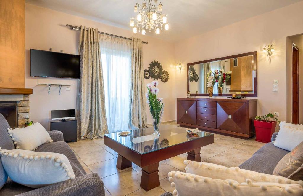 Gerani House | Quiet, spacious and cosy house near the beach
