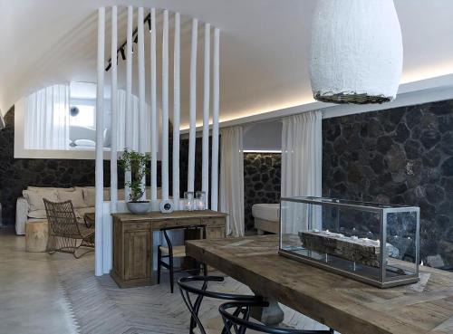 Exo Gialos Villa | Relaxing & Ambient Santorini Villa 2 Bedrooms Cave Stone