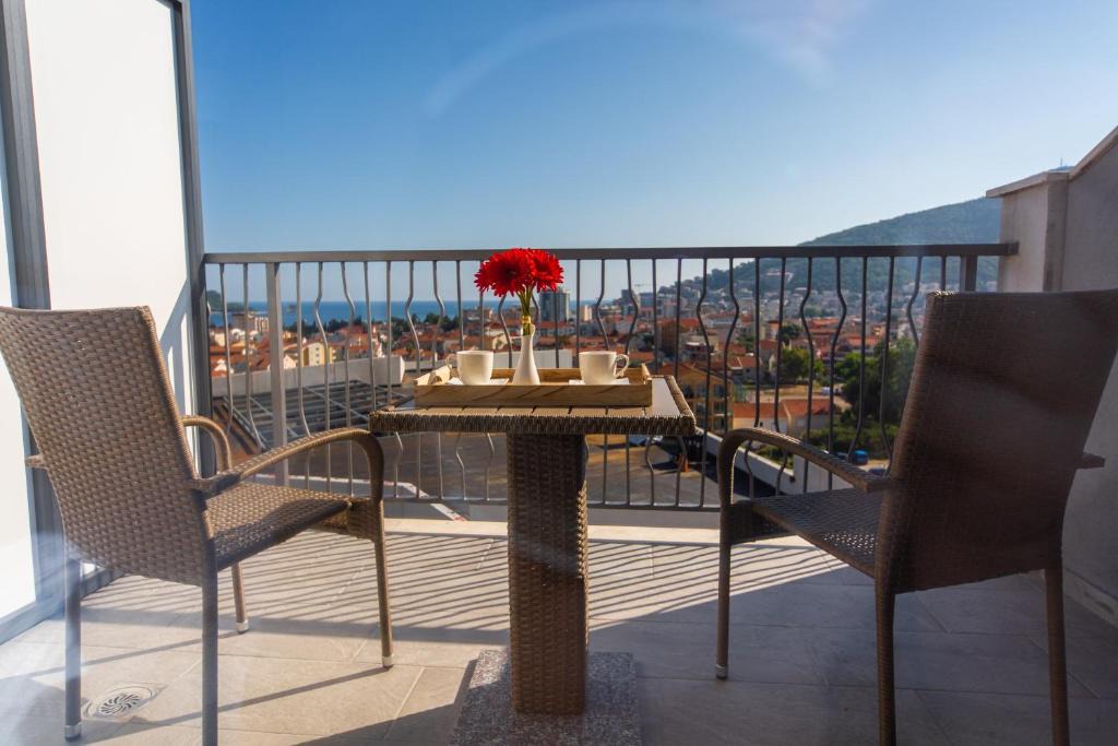 Lazi Hotel | Rooftop Apartments & Rooms
