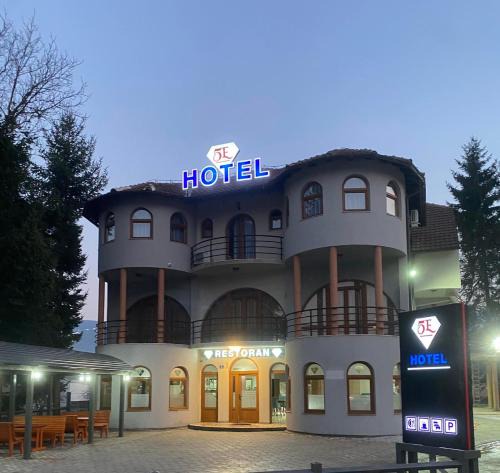 Plav Hotel | Rooms5E