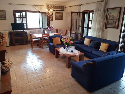 Flogita Apartment | Rustic by the Sea