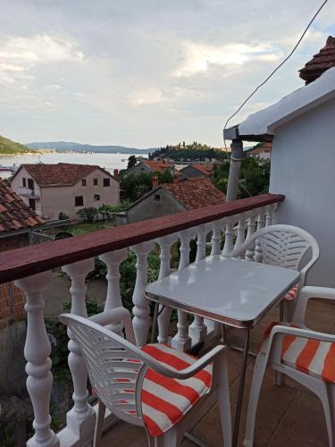 Kamenari Apartment | Sara