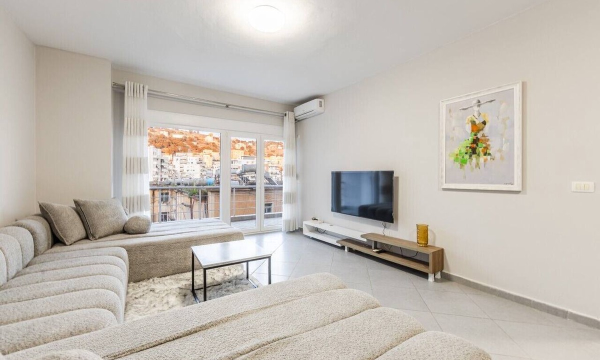 Qender Apartment | Saranda Seaview Stay | City Center by PikHost