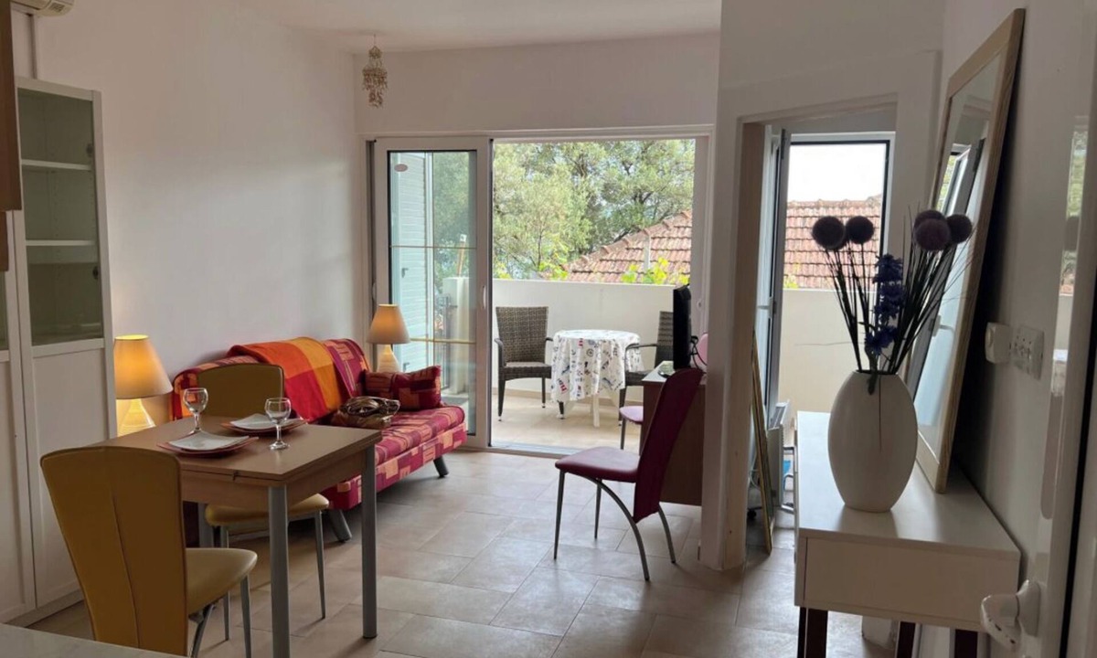Topla Apartment | SAVINA Apartan 20 metara od mora stan za 3 osobe