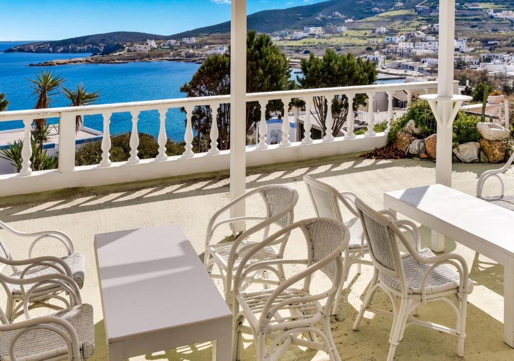 Azolimnos House | Scenic Holiday Home in Syros with Balcony