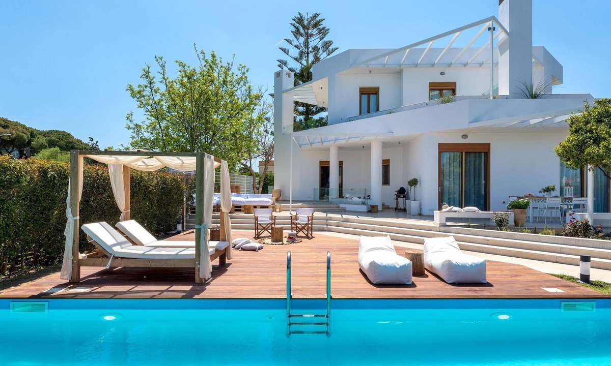 Ixia House | Schöne weiße Ferienvilla Liebe by Interhome