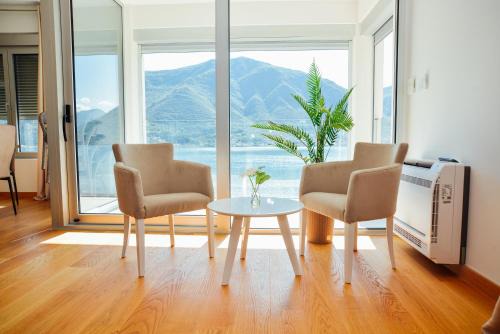 Dobrota Apartment | Sea view apartment for 4