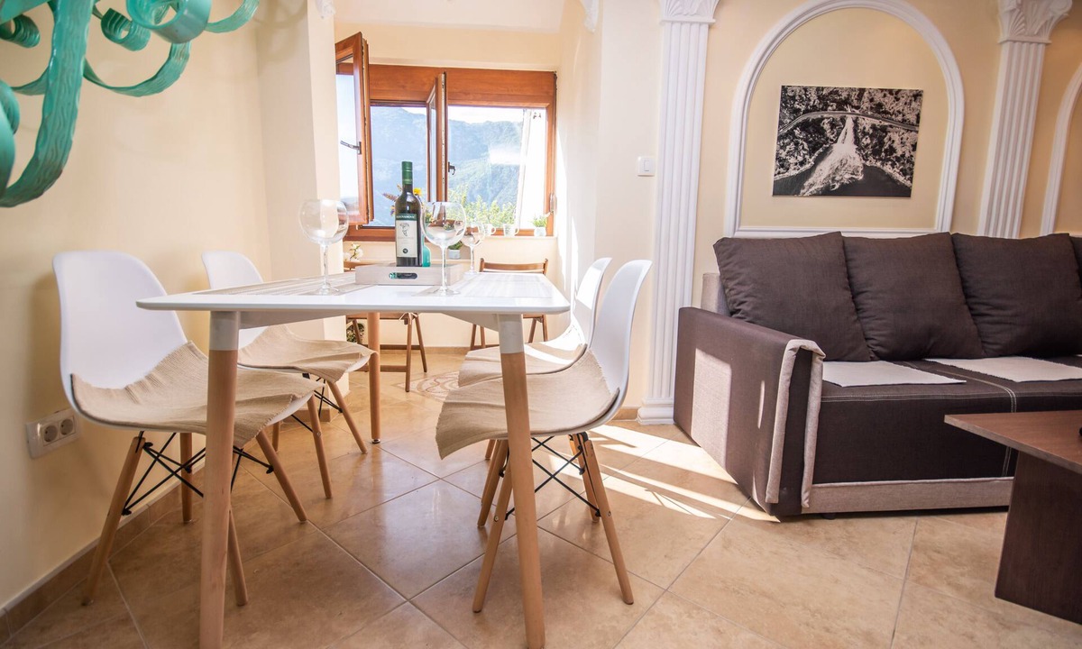 Risan Apartment | Sea view apartment located in Risan and in front of the beach