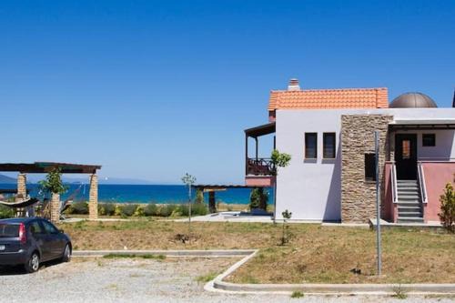 Aristotelis House | Seafront house with garden