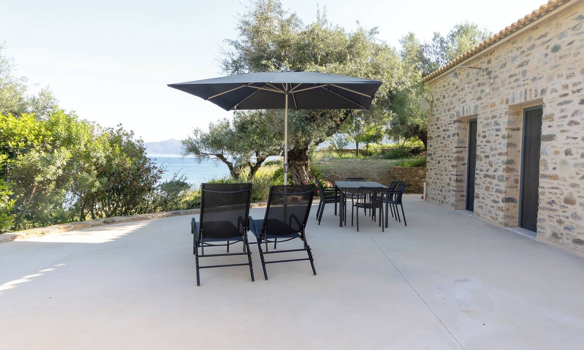 Omales House | Seafront Stone House · Spacious Sea View